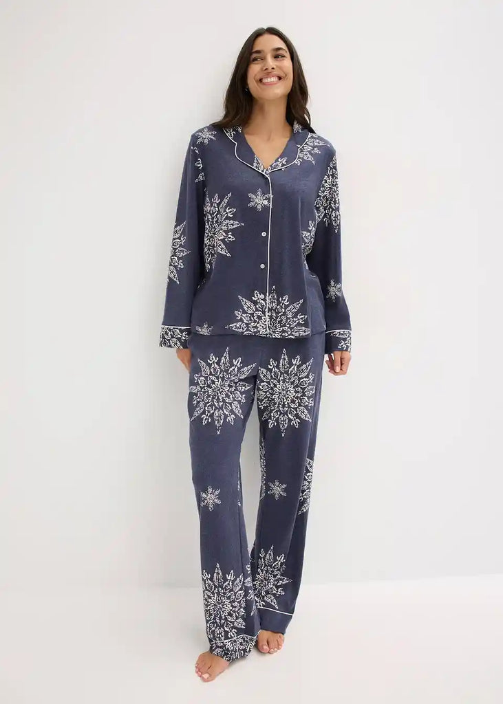 Cozy pajamas with a lapel collar and button placket