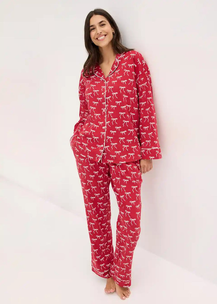 Cozy pajamas with a lapel collar and button placket