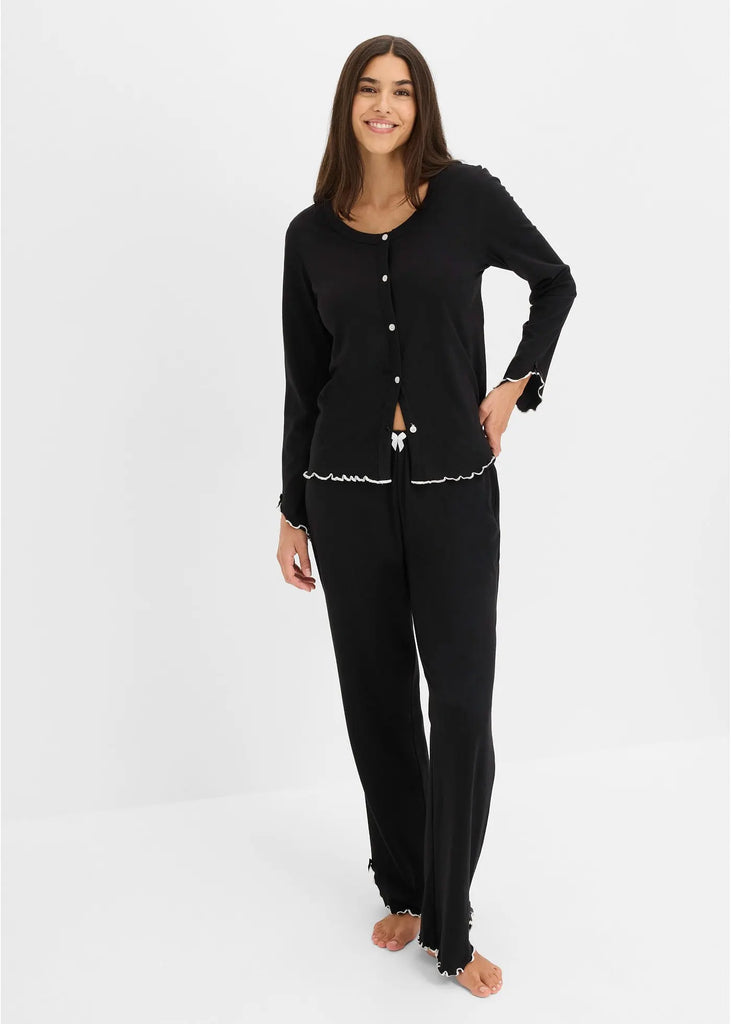 Feminine pajamas with a deep round neck and bow details
