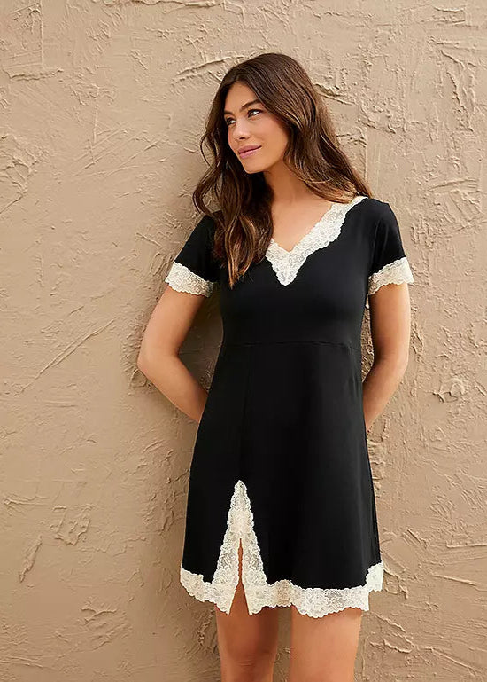 Nightdress with delicate lace
