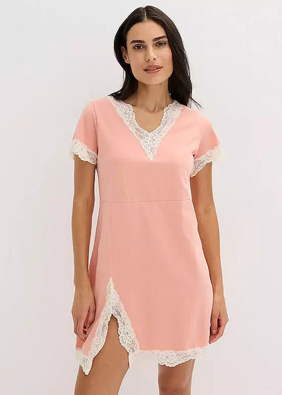 Nightdress with delicate lace
