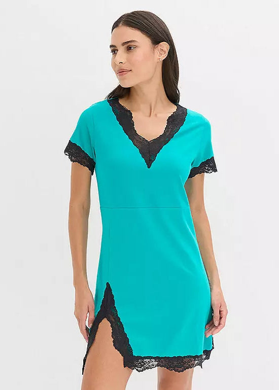 Nightdress with delicate lace